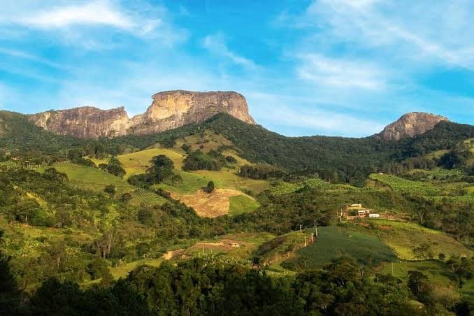 Vista da Pedra do Baú e do vale de São Bento do Sapucaí
